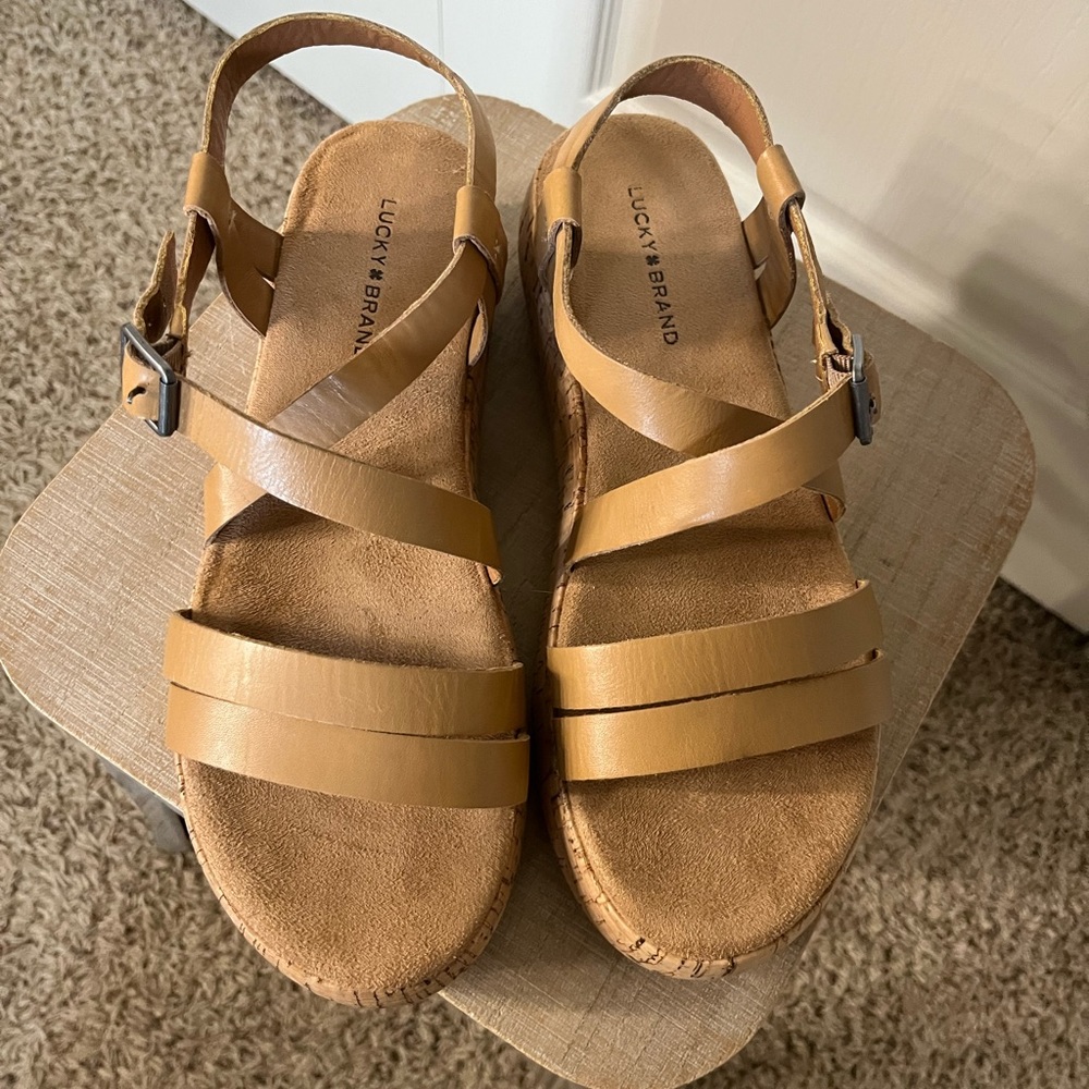 cute summer sandals! In perfect condition. (worn once)